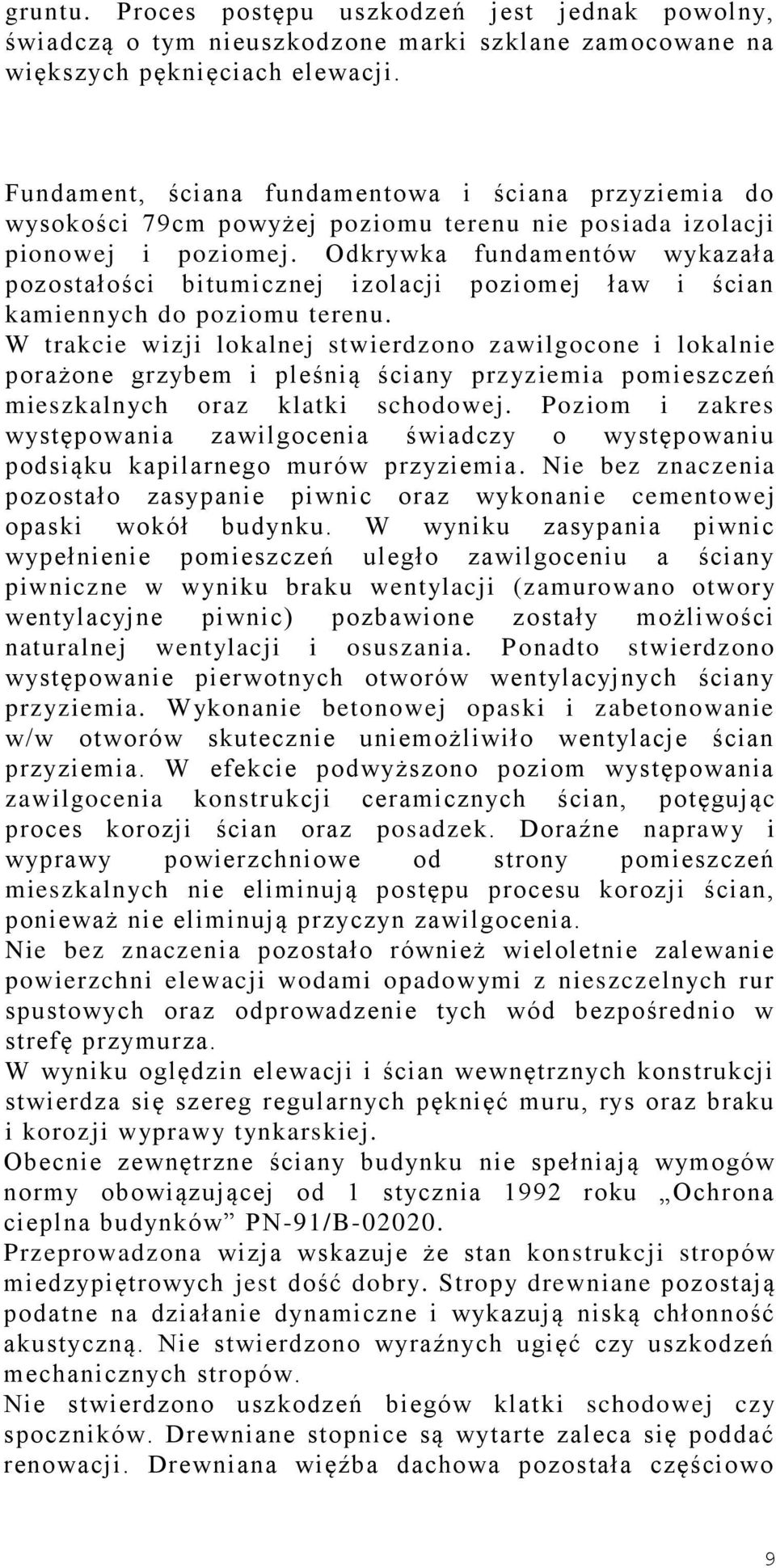 Odkrywka fundamentów wykazała pozostałości bitumicznej izolacji poziomej ław i ścian kamiennych do poziomu terenu.