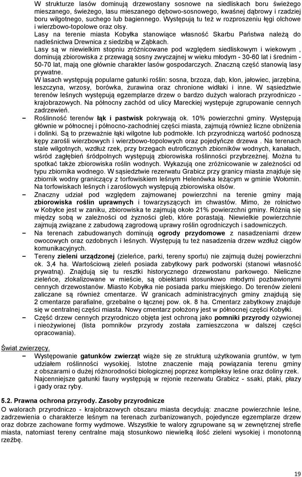 Lasy są w niewielkim stopniu zróżnicowane pod względem siedliskowym i wiekowym, dominują zbiorowiska z przewagą sosny zwyczajnej w wieku młodym - 30-60 lat i średnim 50-70 lat, mają one głównie