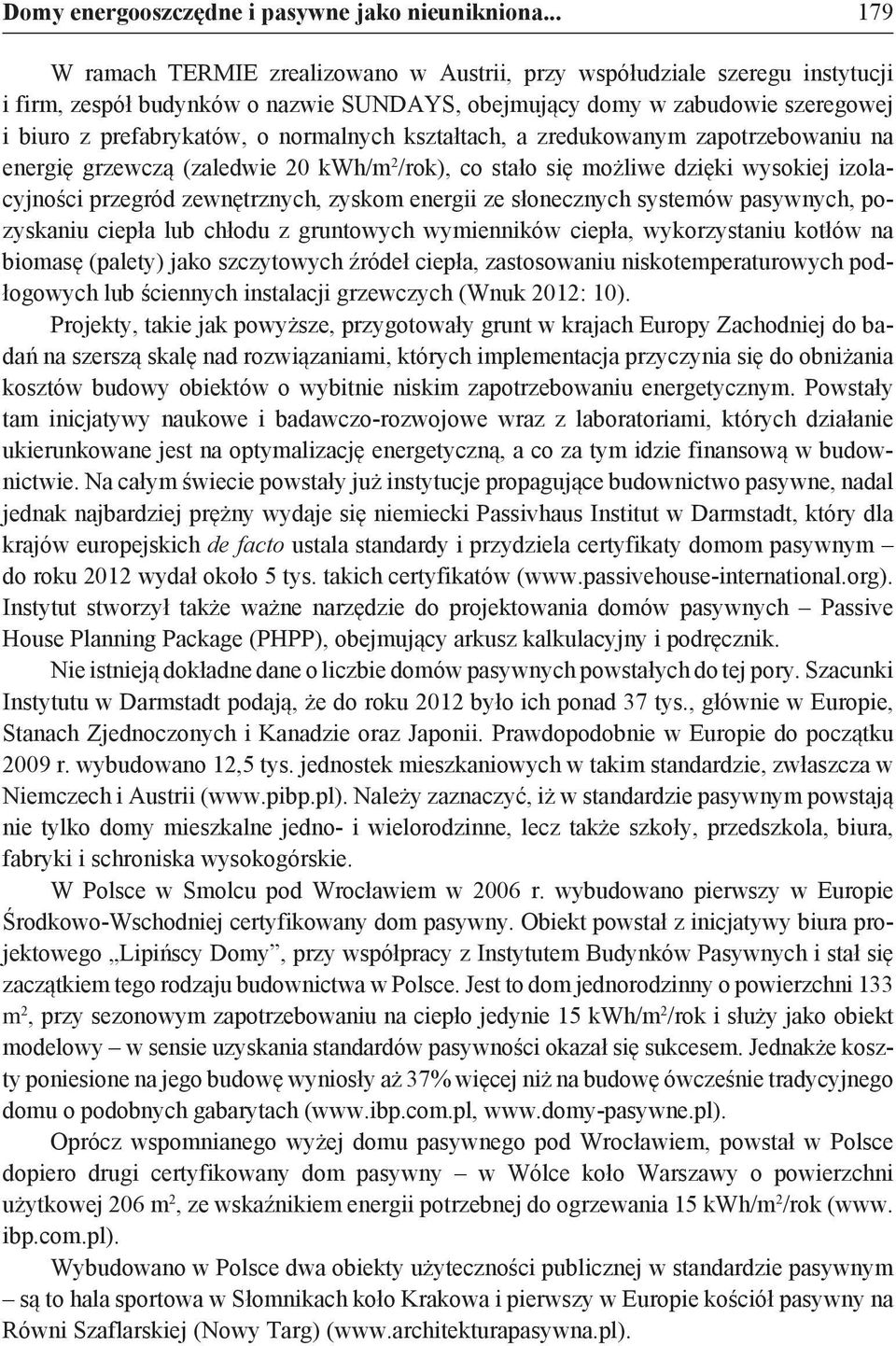 normalnych kształtach, a zredukowanym zapotrzebowaniu na energię grzewczą (zaledwie 20 kwh/m 2 /rok), co stało się możliwe dzięki wysokiej izolacyjności przegród zewnętrznych, zyskom energii ze