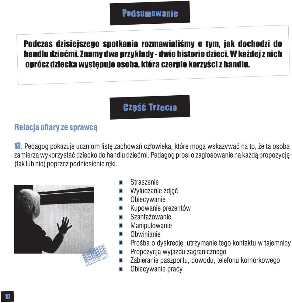 Pedagog pokazuje uczniom listę zachowań człowieka, które mogą wskazywać na to, że ta osoba zamierza wykorzystać dziecko do handlu dziećmi.