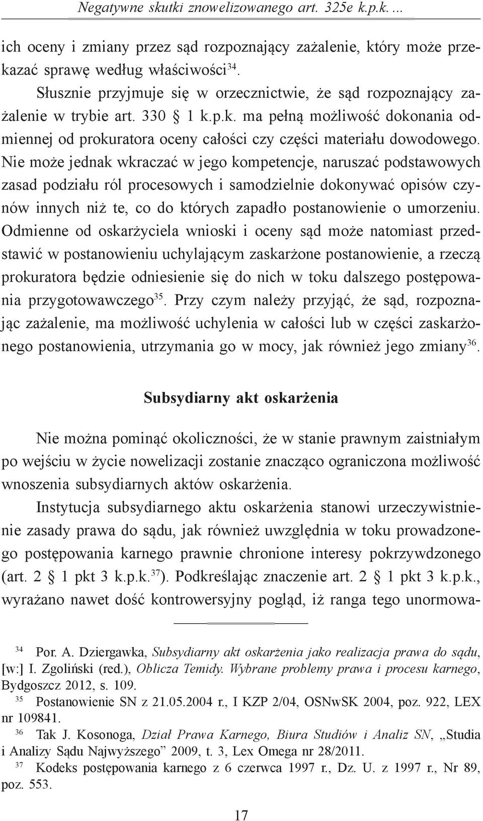 Nie może jednak wkraczać w jego kompetencje, naruszać podstawowych zasad podziału ról procesowych i samodzielnie dokonywać opisów czynów innych niż te, co do których zapadło postanowienie o umorzeniu.