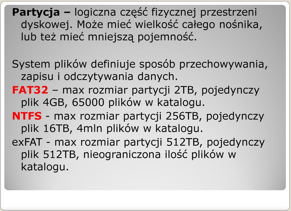 System plików definiuje sposób przechowywania, zapisu i odczytywania danych.