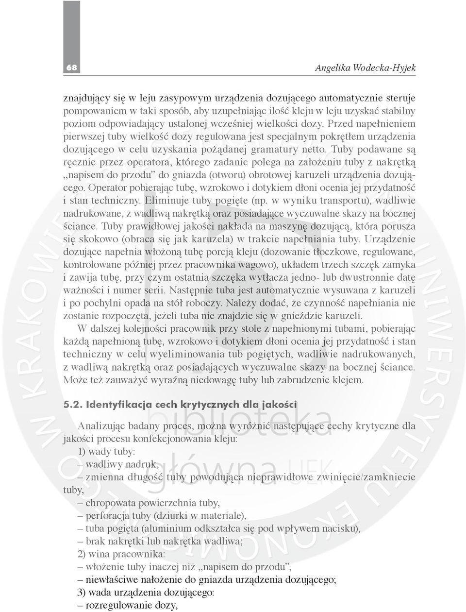 Tuby podawane są ręcznie przez operatora, którego zadanie polega na założeniu tuby z nakrętką napisem do przodu do gniazda (otworu) obrotowej karuzeli urządzenia dozującego.