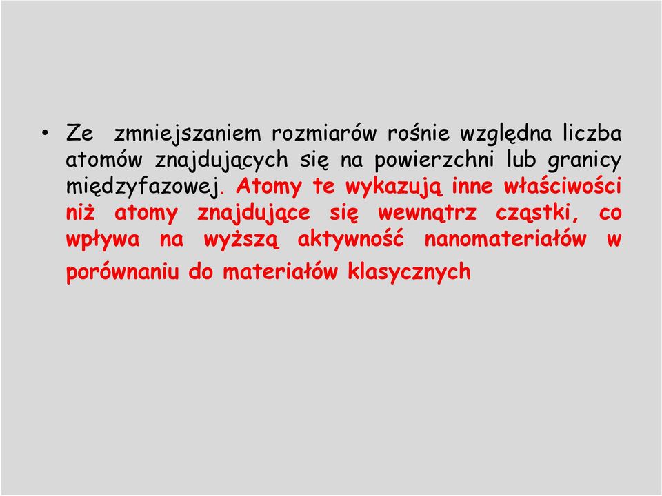 Atomy te wykazują inne właściwości niż atomy znajdujące się wewnątrz