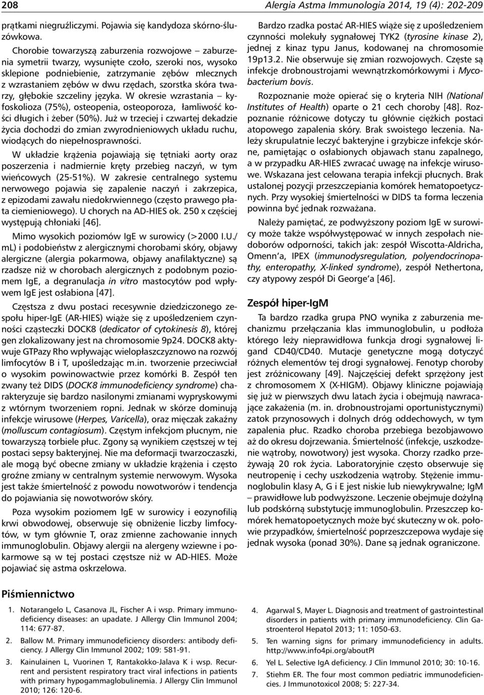 szorstka skóra twarzy, głębokie szczeliny języka. W okresie wzrastania kyfoskolioza (75%), osteopenia, osteoporoza, łamliwość kości długich i żeber (50%).