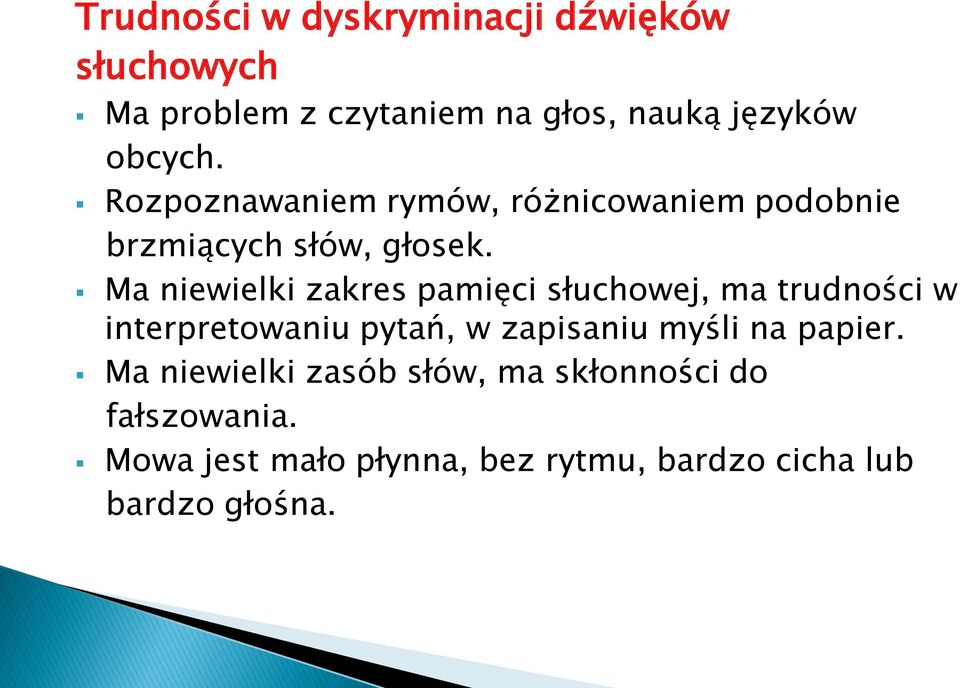 Ma niewielki zakres pamięci słuchowej, ma trudności w interpretowaniu pytań, w zapisaniu myśli na