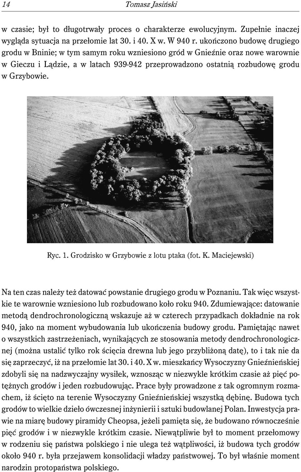 1. Grodzisko w Grzybowie z lotu ptaka (fot. K. Maciejewski) Na ten czas należy też datować powstanie drugiego grodu w Poznaniu. Tak więc wszystkie te warownie wzniesiono lub rozbudowano koło roku 940.