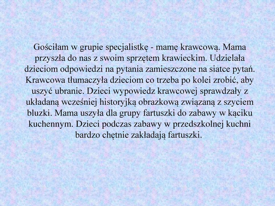 Krawcowa tłumaczyła dzieciom co trzeba po kolei zrobić, aby uszyć ubranie.