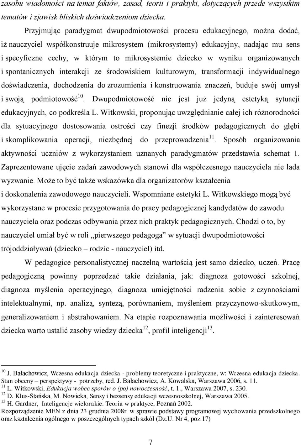 mikrosystemie dziecko w wyniku organizowanych i spontanicznych interakcji ze środowiskiem kulturowym, transformacji indywidualnego doświadczenia, dochodzenia do zrozumienia i konstruowania znaczeń,