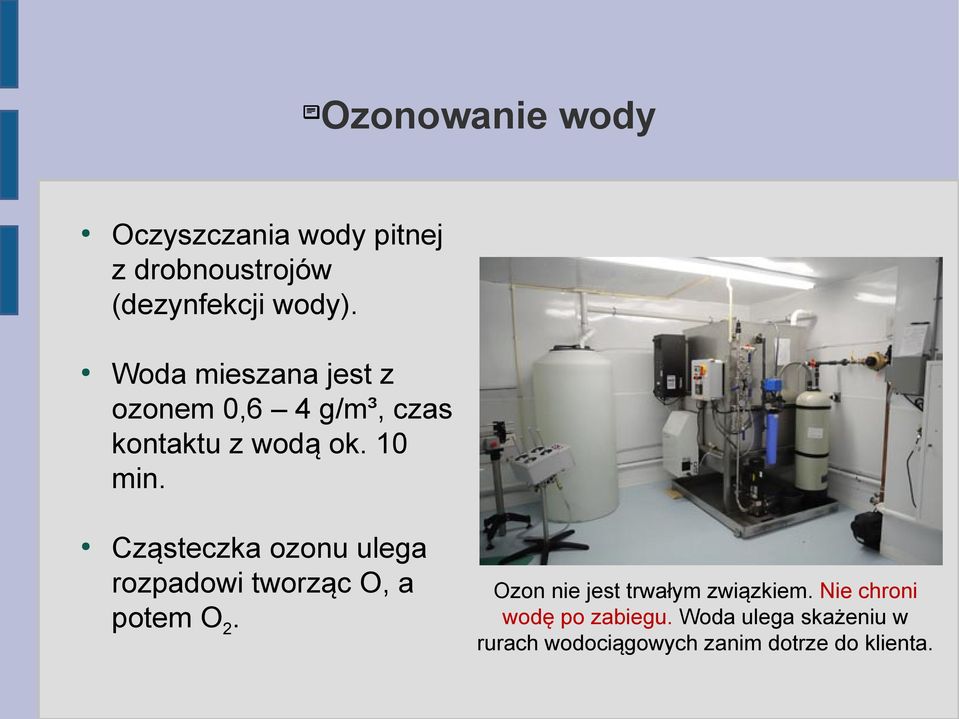 Cząsteczka ozonu ulega rozpadowi tworząc O, a potem O2.