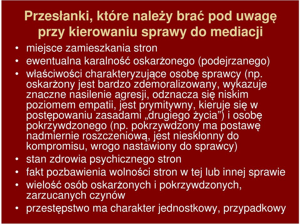 oskarżony jest bardzo zdemoralizowany, wykazuje znaczne nasilenie agresji, odznacza się niskim poziomem empatii, jest prymitywny, kieruje się w postępowaniu zasadami drugiego