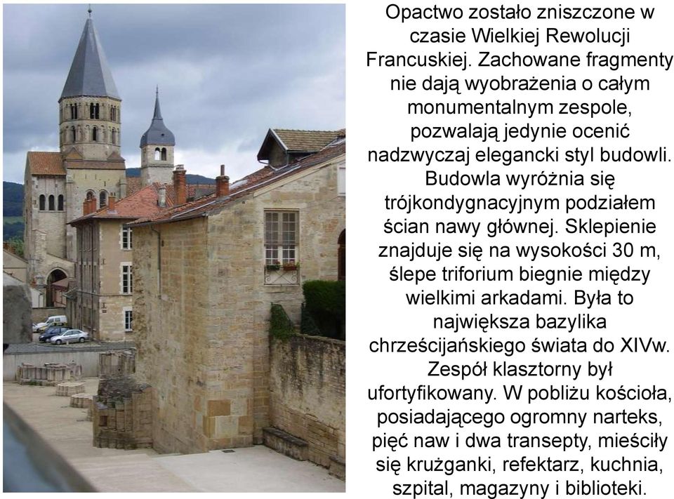 Budowla wyróżnia się trójkondygnacyjnym podziałem ścian nawy głównej.