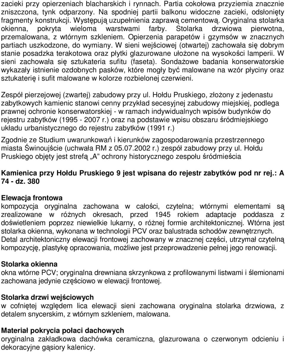 Opierzenia parapetów i gzymsów w znacznych partiach uszkodzone, do wymiany.