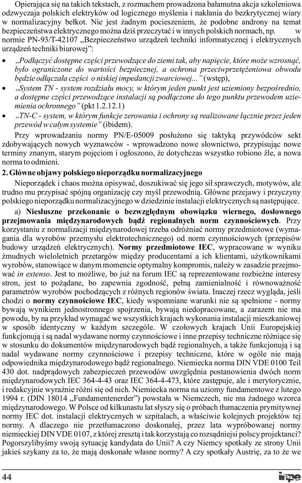 w normie PN-93/T-42107 Bezpieczeństwo urządzeń techniki informatycznej i elektrycznych urządzeń techniki biurowej: Podłączyć dostępne części przewodzące do ziemi tak, aby napięcie, które może