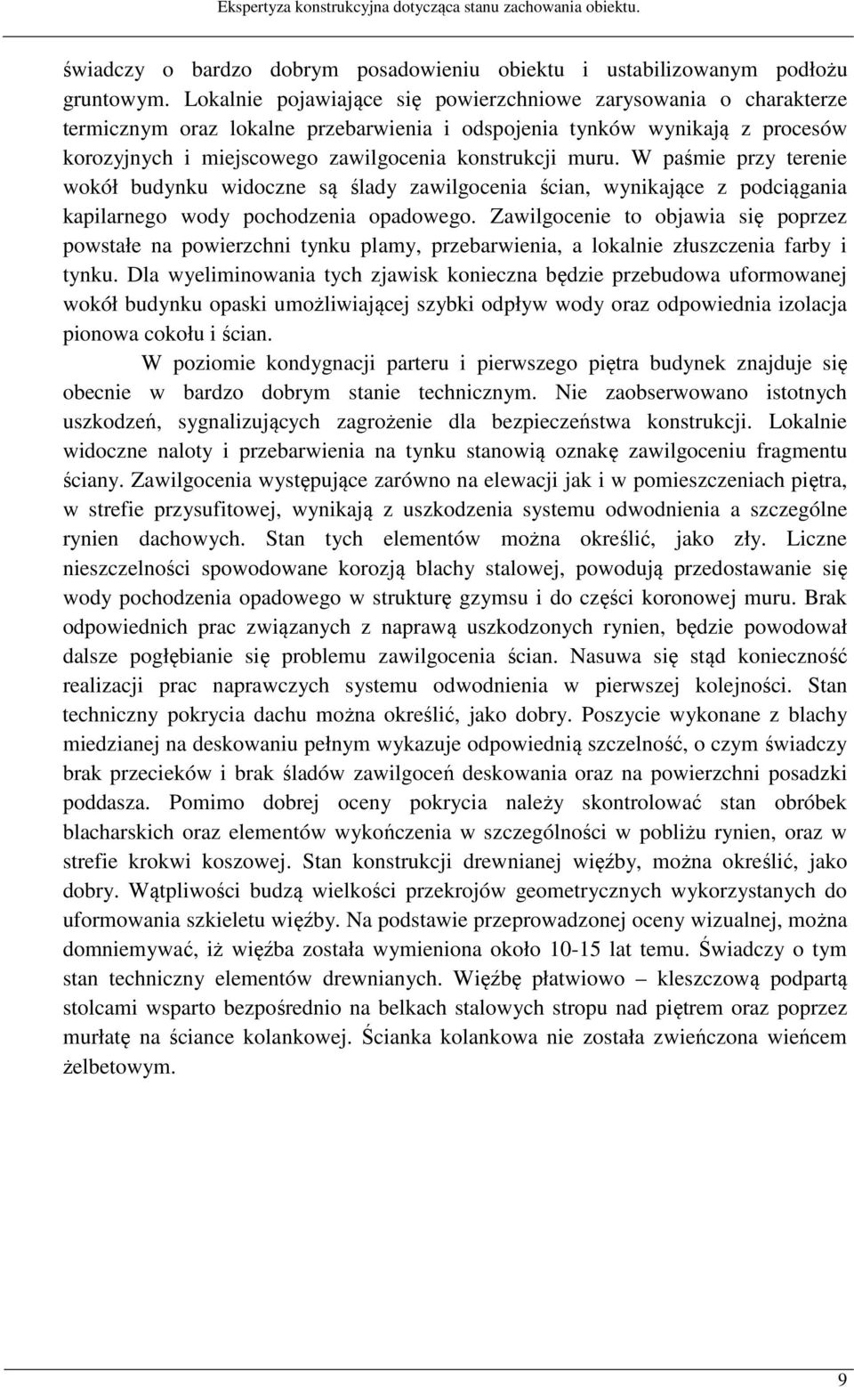 W paśmie przy terenie wokół budynku widoczne są ślady zawilgocenia ścian, wynikające z podciągania kapilarnego wody pochodzenia opadowego.