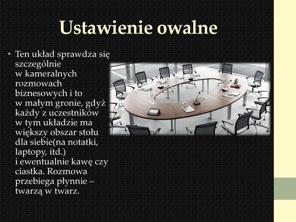 tym układzie ma większy obszar stołu dla siebie(na notatki, laptopy,