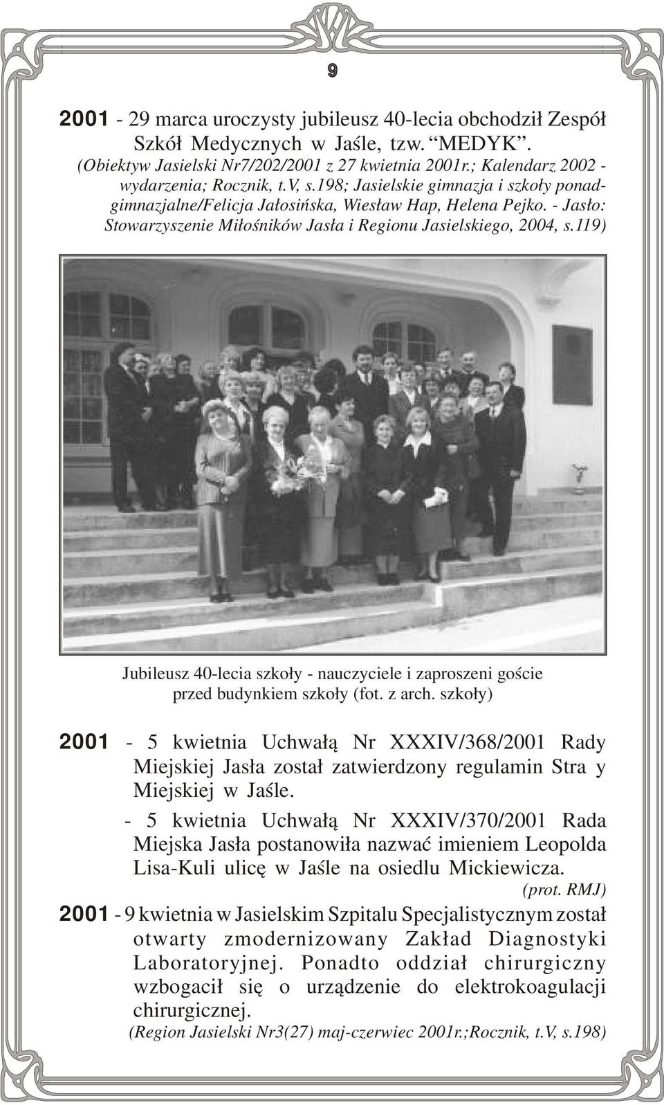 119) Jubileusz 40-lecia szkoły - nauczyciele i zaproszeni goście przed budynkiem szkoły (fot. z arch.