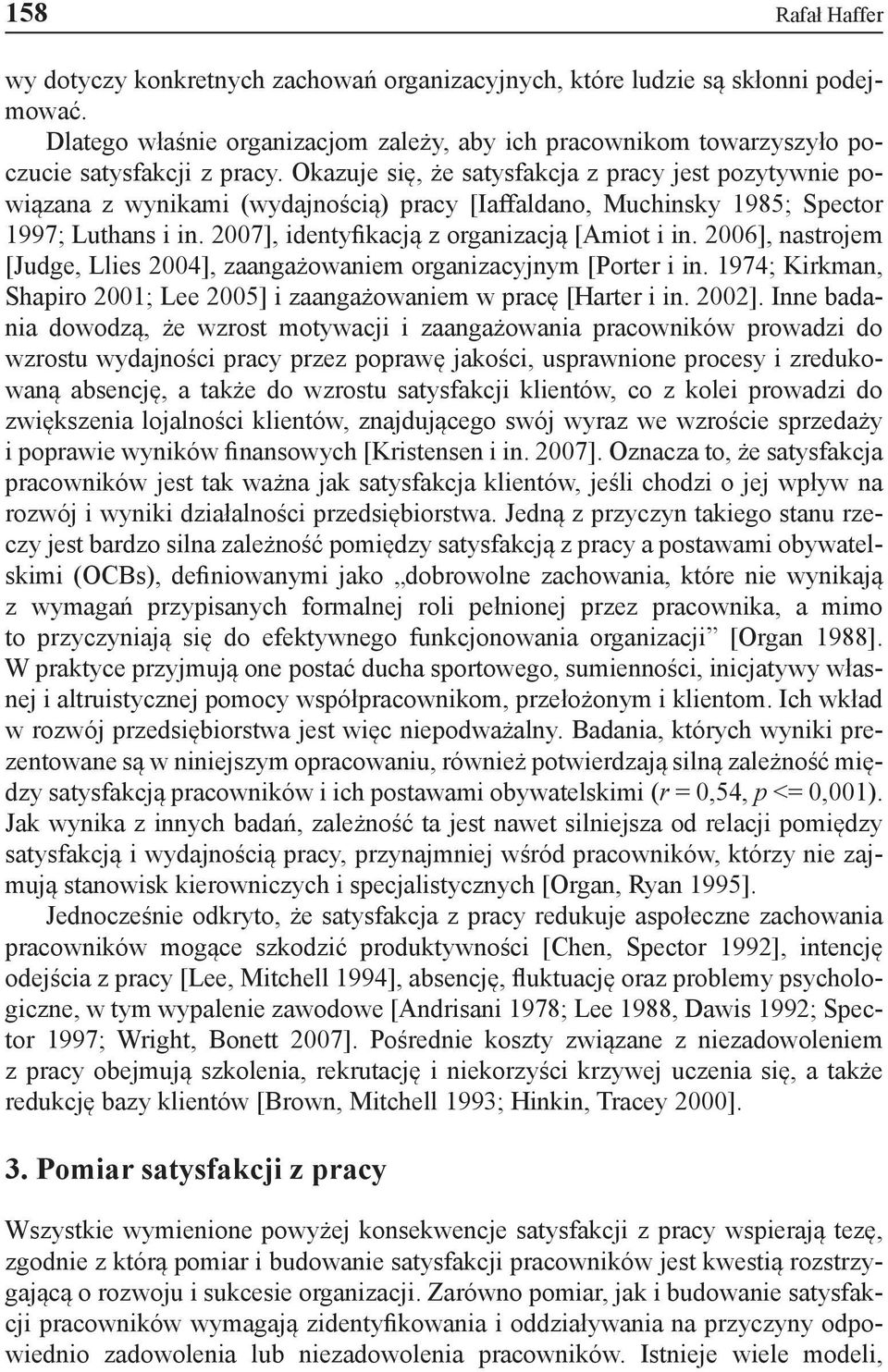 Okazuje się, że satysfakcja z pracy jest pozytywnie powiązana z wynikami (wydajnością) pracy [Iaffaldano, Muchinsky 1985; Spector 1997; Luthans i in. 2007], identyfikacją z organizacją [Amiot i in.