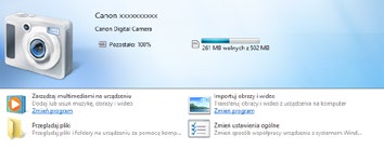 Zapisywanie zdjęć na dysku komputera Podłączenie aparatu do komputera przy użyciu standardowego kabla USB (aparat jest wyposażony w złącze Mini-B) umożliwia importowanie zdjęć i filmów.