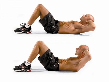 Podstawowymi ćwiczeniami na grupę mm brzucha są wszelkiego rodzaju spięcia brzucha w leżeniu na macie, skręty tułowia i