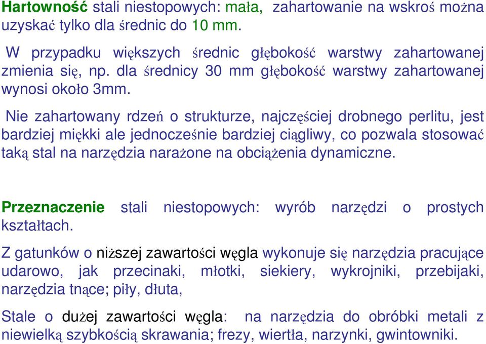 Nie zahartowany rdzeń o strukturze, najczęściej drobnego perlitu, jest bardziej miękki ale jednocześnie bardziej ciągliwy, co pozwala stosować taką stal na narzędzia narażone na obciążenia dynamiczne.