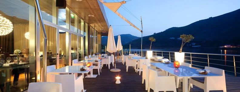 RESTAURACJA DOC Restauracja DOC to wyjątkowe miejsce z widokiem na dolinę rzeki Duero. Obok doskonałego jedzenia, w karcie restauracji znajduje się 600 gatunków win!