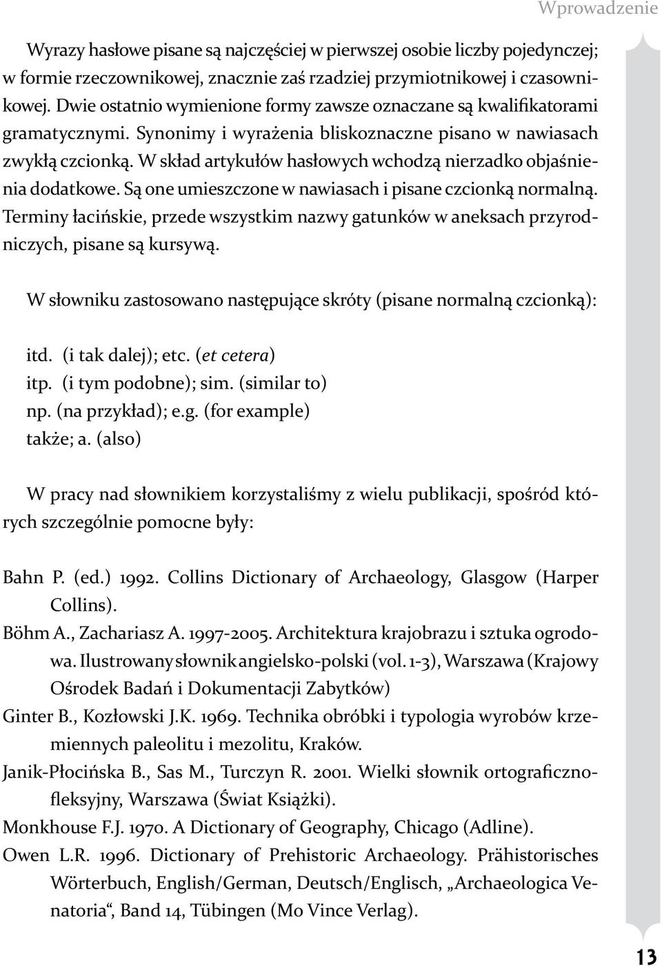 W skład artykułów hasłowych wchodzą nierzadko objaśnienia dodatkowe. Są one umieszczone w nawiasach i pisane czcionką normalną.