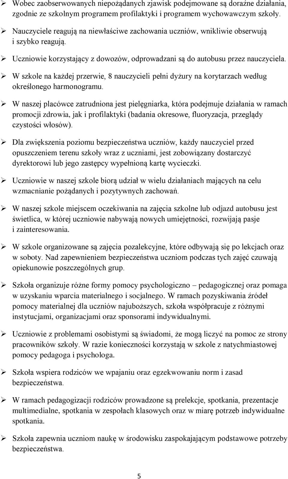 W szkole na każdej przerwie, 8 nauczycieli pełni dyżury na korytarzach według określonego harmonogramu.