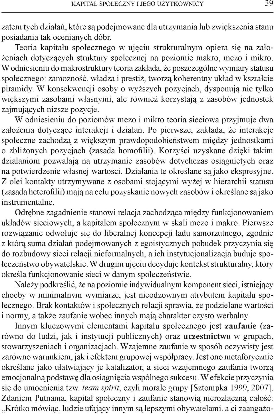 W odniesieniu do makrostruktury teoria zakłada, że poszczególne wymiary statusu społecznego: zamożność, władza i prestiż, tworzą koherentny układ w kształcie piramidy.