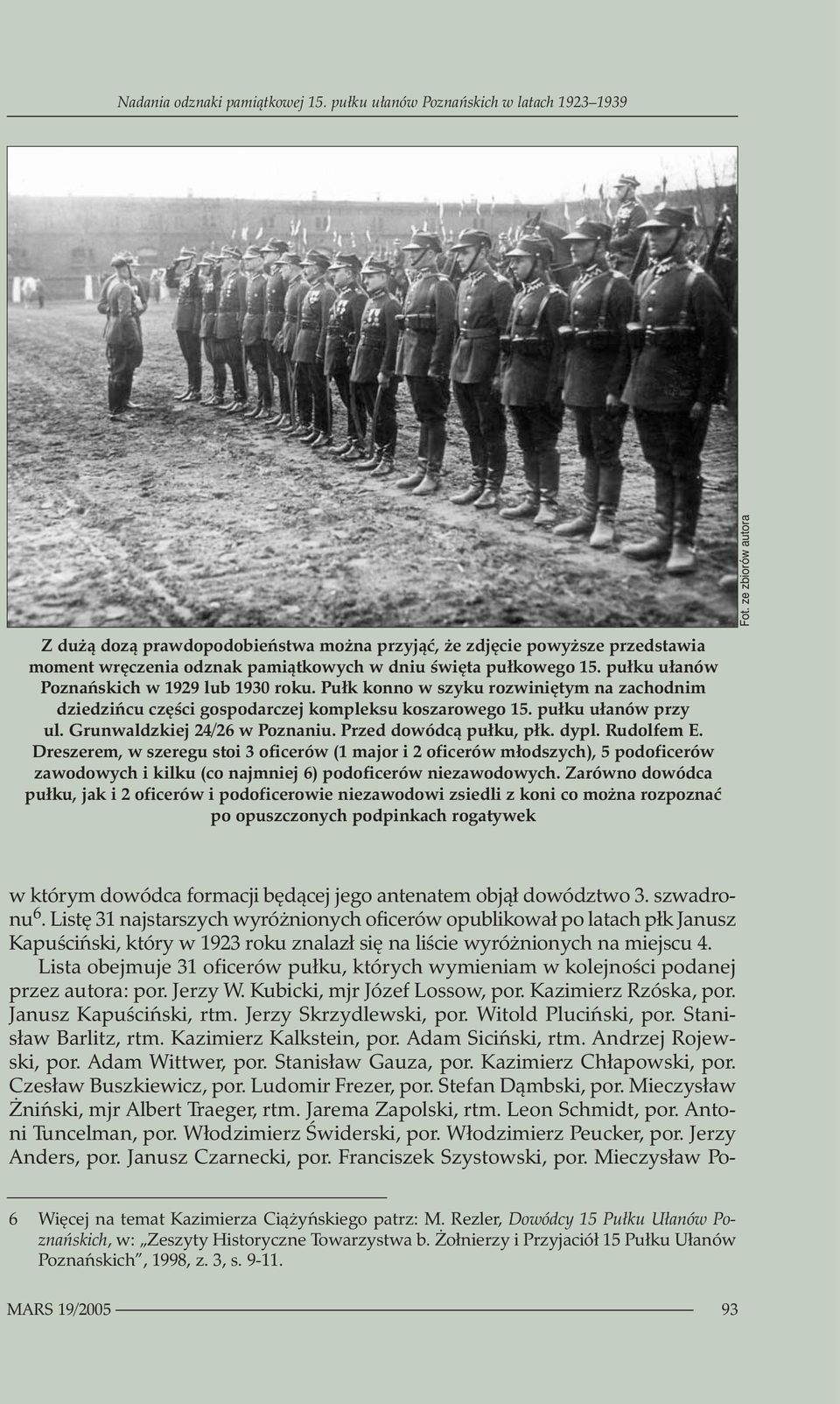 pułku ułanów Poznańskich w 1929 lub 1930 roku. Pułk konno w szyku rozwiniętym na zachodnim dziedzińcu części gospodarczej kompleksu koszarowego 15. pułku ułanów przy ul.