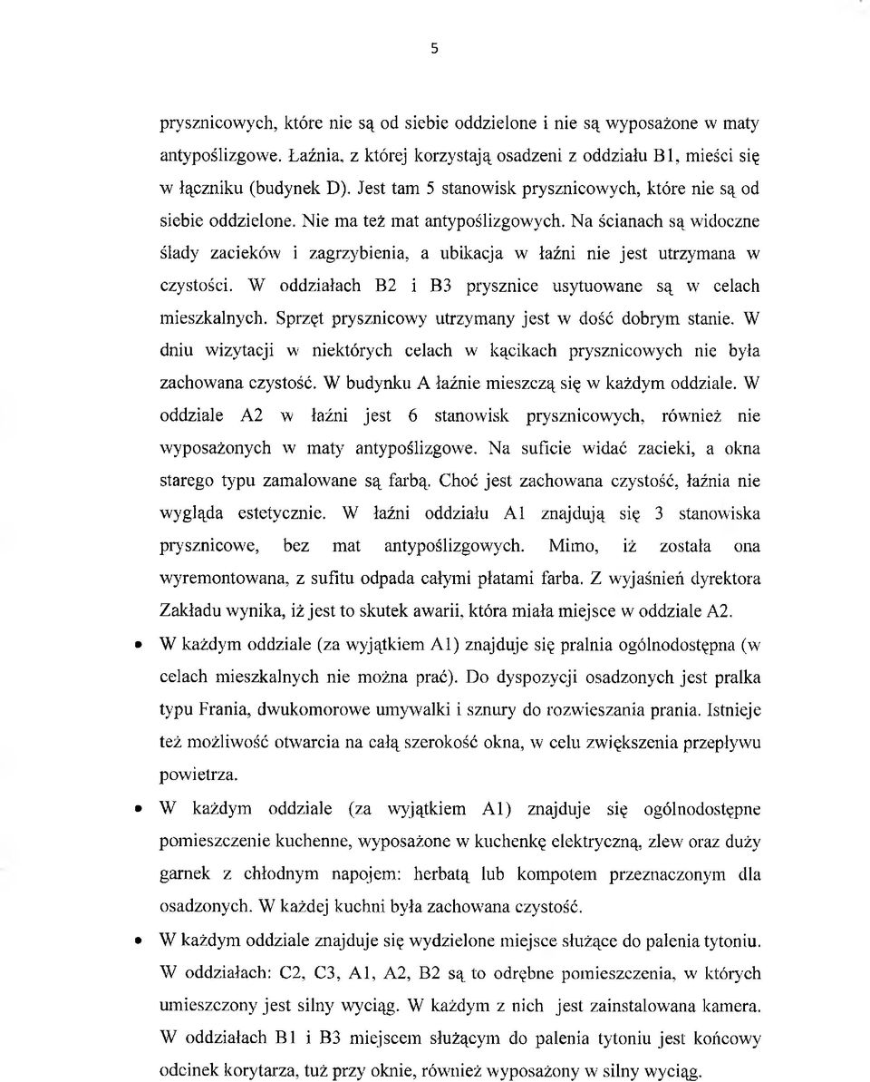 Na ścianach są widoczne ślady zacieków i zagrzybienia, a ubikacja w łaźni nie jest utrzymana w czystości. W oddziałach B2 i B3 prysznice usytuowane są w celach mieszkalnych.