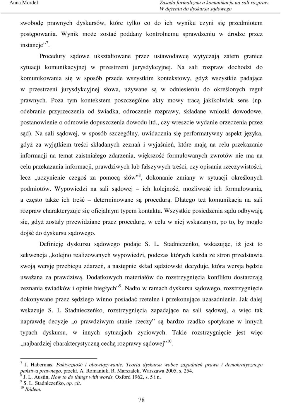 Na sali rozpraw dochodzi do komunikowania się w sposób przede wszystkim kontekstowy, gdyż wszystkie padające w przestrzeni jurysdykcyjnej słowa, używane są w odniesieniu do określonych reguł prawnych.