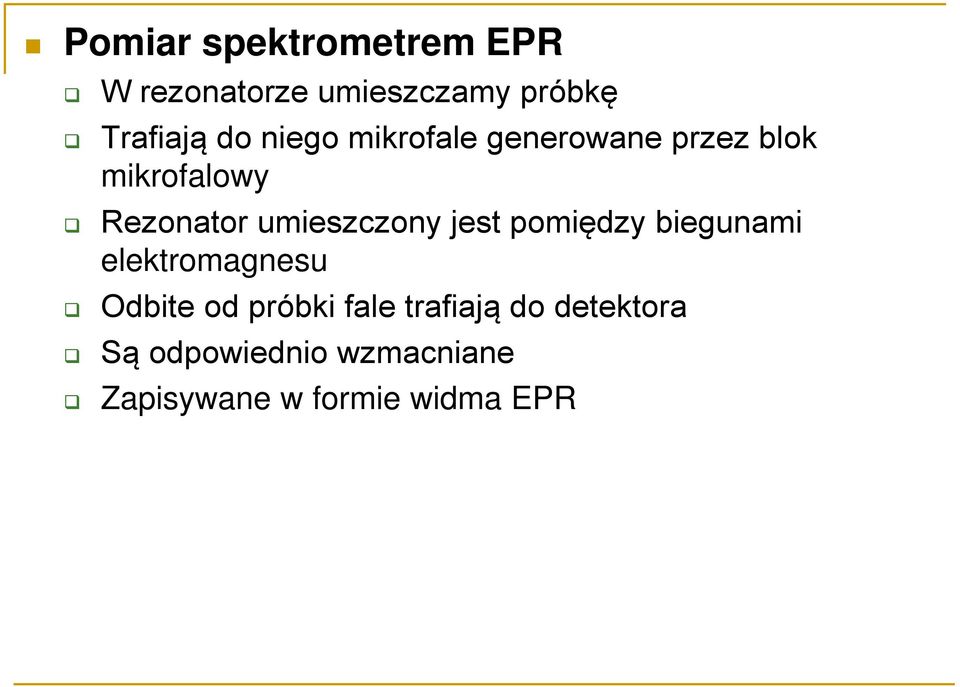 umieszczony jest pomiędzy biegunami elektromagnesu Odbite od próbki