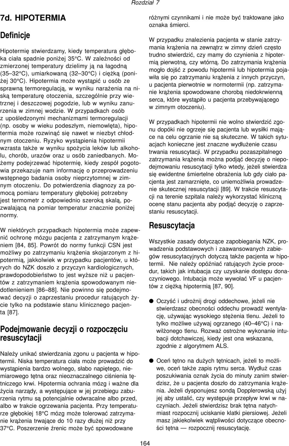 Hipotermia może wysta pić u osób ze sprawna termoregulacja, w wyniku narażenia na niska temperaturę otoczenia, szczególnie przy wietrznej i deszczowej pogodzie, lub w wyniku zanurzenia w zimnej