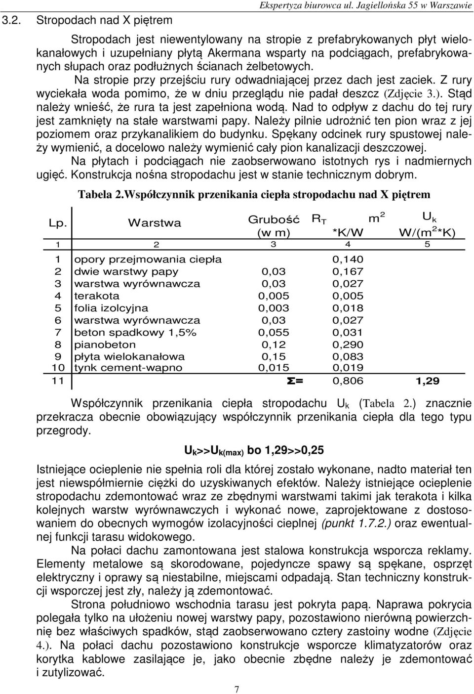 podłużnych ścianach żelbetowych. Na stropie przy przejściu rury odwadniającej przez dach jest zaciek. Z rury wyciekała woda pomimo, że w dniu przeglądu nie padał deszcz (Zdjęcie 3.).