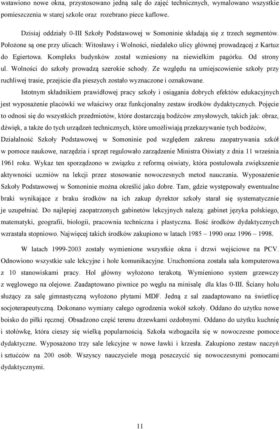 Kompleks budynków został wzniesiony na niewielkim pagórku. Od strony ul. Wolności do szkoły prowadzą szerokie schody.