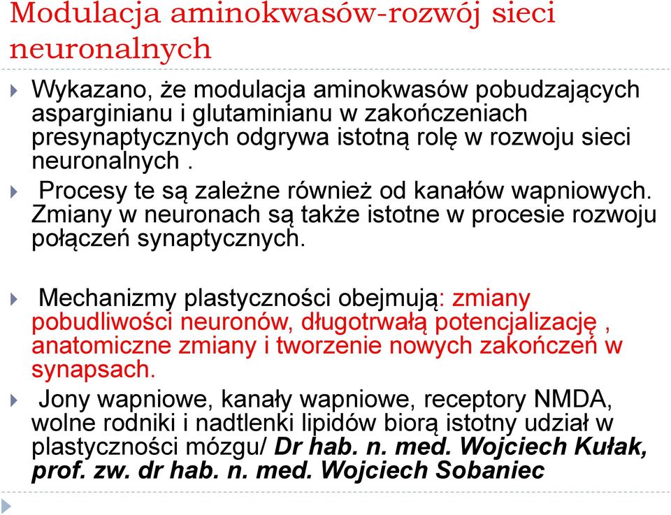 Mechanizmy plastyczności obejmują: zmiany pobudliwości neuronów, długotrwałą potencjalizację, anatomiczne zmiany i tworzenie nowych zakończeń w synapsach.