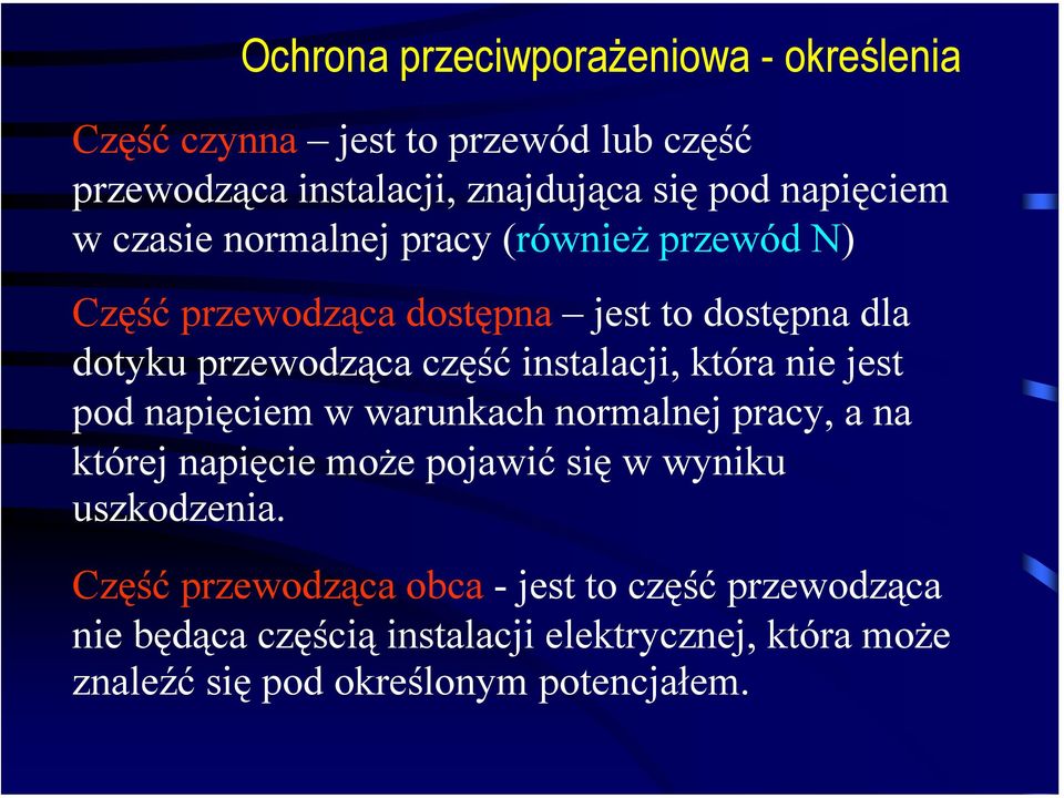 która nie jest pod napięciem w warunkach normalnej pracy, a na której napięcie może pojawić się w wyniku uszkodzenia.