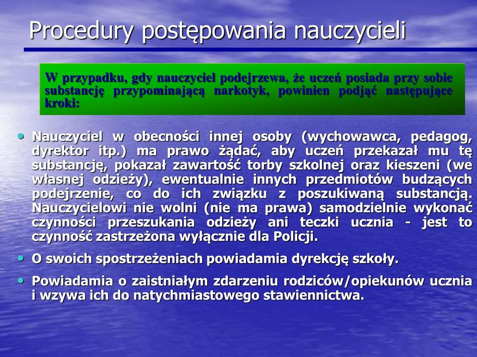 ) ma prawo żądać, aby uczeń przekazał mu tę substancję, pokazał zawartość torby szkolnej oraz kieszeni (we własnej odzieży), ewentualnie innych przedmiotów budzących podejrzenie, co do ich związku