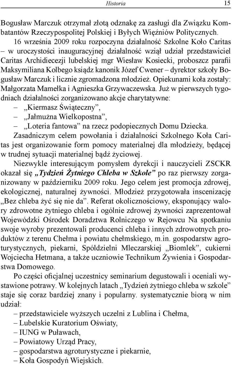 proboszcz parafii Maksymiliana Kolbego ksiądz kanonik Józef Cwener dyrektor szkoły Bogusław Marczuk i licznie zgromadzona młodzież.