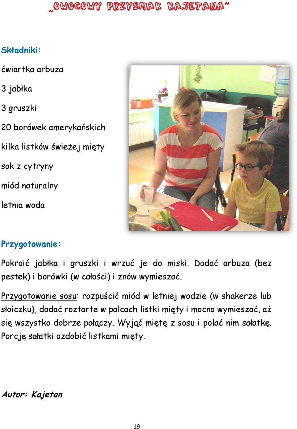 Przygotowanie sosu: rozpuścić miód w letniej wodzie (w shakerze lub słoiczku), dodać roztarte w palcach listki mięty i mocno