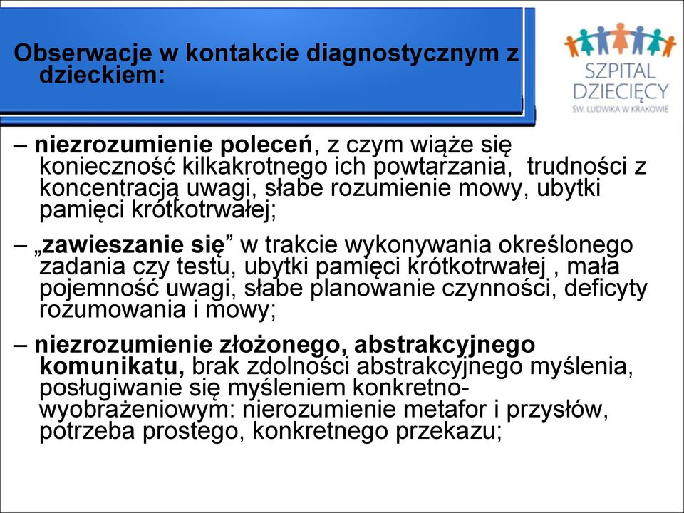 pamięci krótkotrwałej, mała pojemność uwagi, słabe planowanie czynności, deficyty rozumowania i mowy; niezrozumienie złożonego, abstrakcyjnego komunikatu,