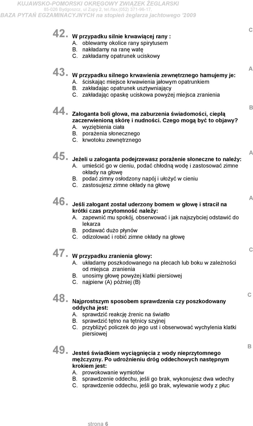 ściskając miejsce krwawienia jałowym opatrunkiem. zakładając opatrunek usztywniający.