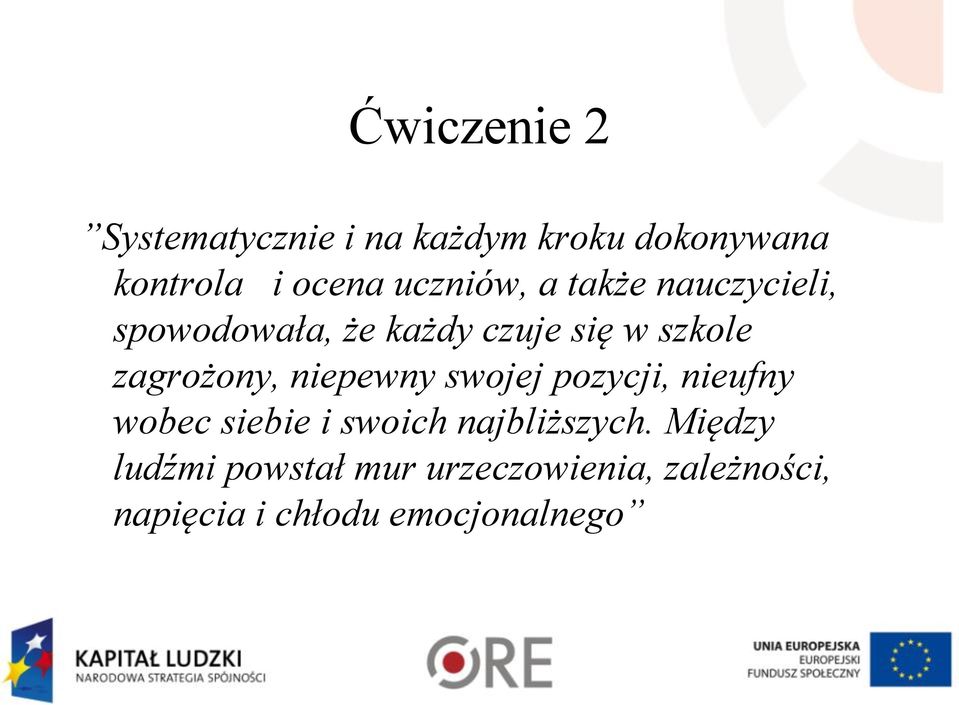 zagrożony, niepewny swojej pozycji, nieufny wobec siebie i swoich