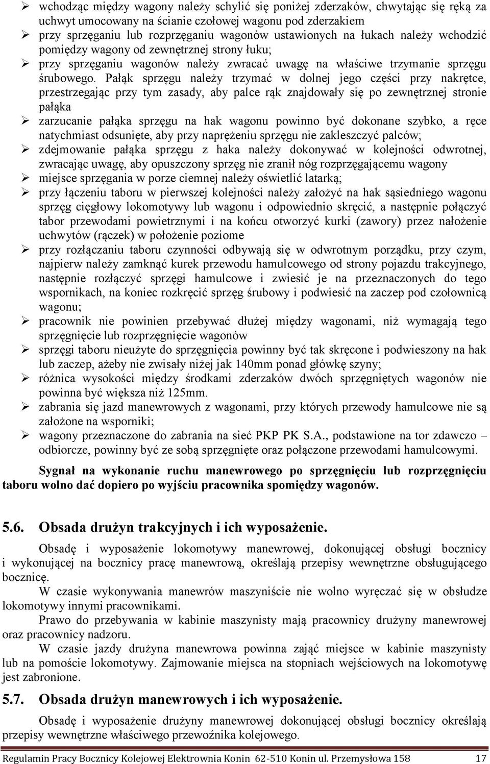 Pałąk sprzęgu należy trzymać w dolnej jego części przy nakrętce, przestrzegając przy tym zasady, aby palce rąk znajdowały się po zewnętrznej stronie pałąka zarzucanie pałąka sprzęgu na hak wagonu