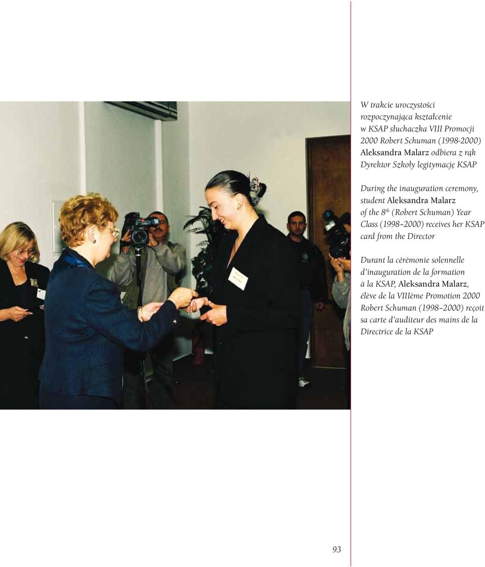 Year Class (1998 2000) receives her KSAP card from the Director Durant la cérémonie solennelle d inauguration de la formation à la KSAP,