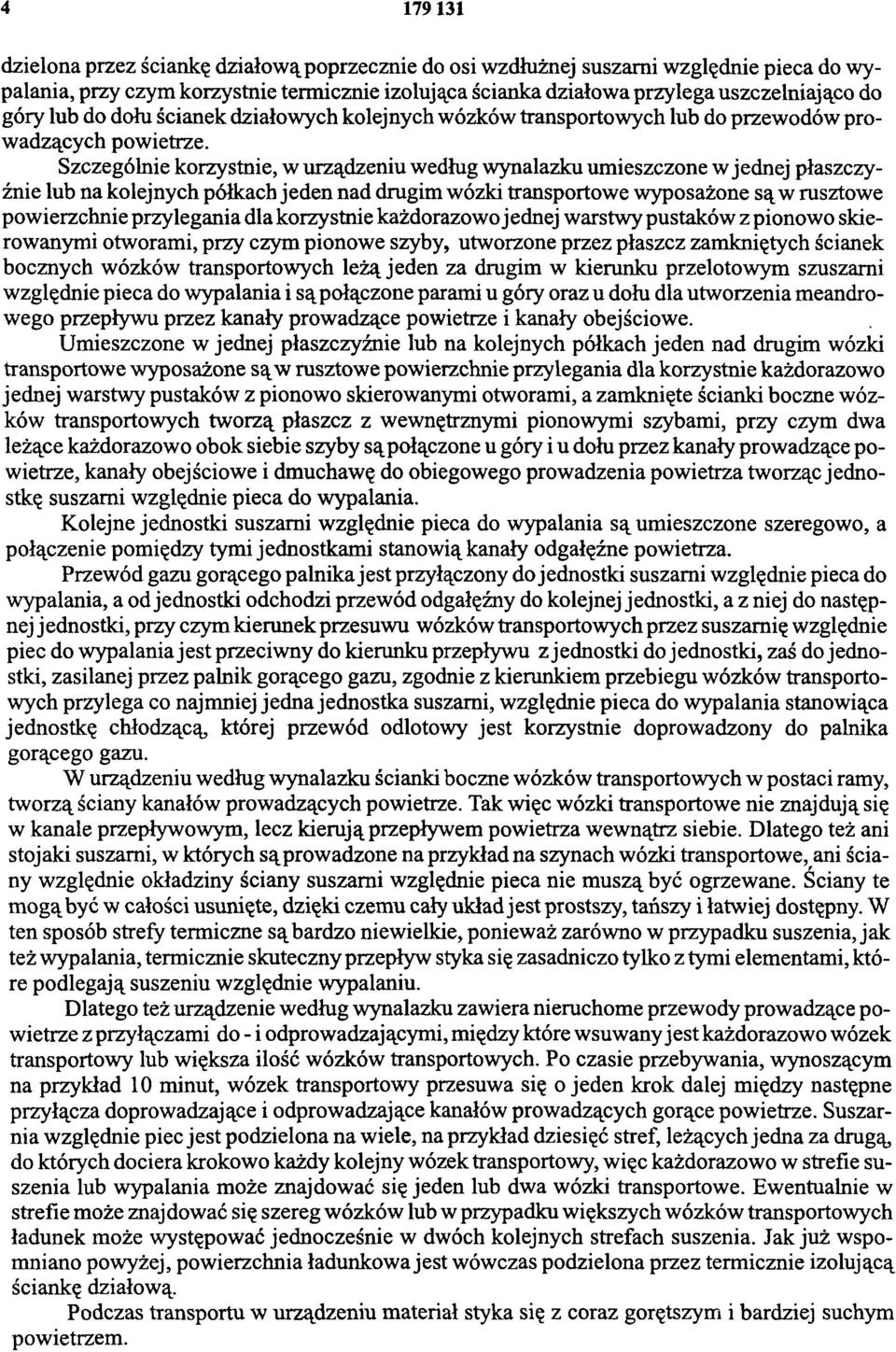 Szczególnie korzystnie, w urządzeniu według wynalazku umieszczone w jednej płaszczyźnie lub na kolejnych półkach jeden nad drugim wózki transportowe wyposażone są w rusztowe powierzchnie przylegania