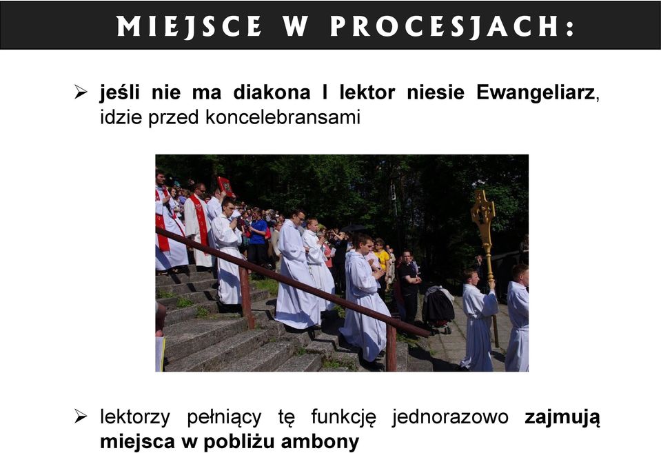 przed koncelebransami lektorzy pełniący tę