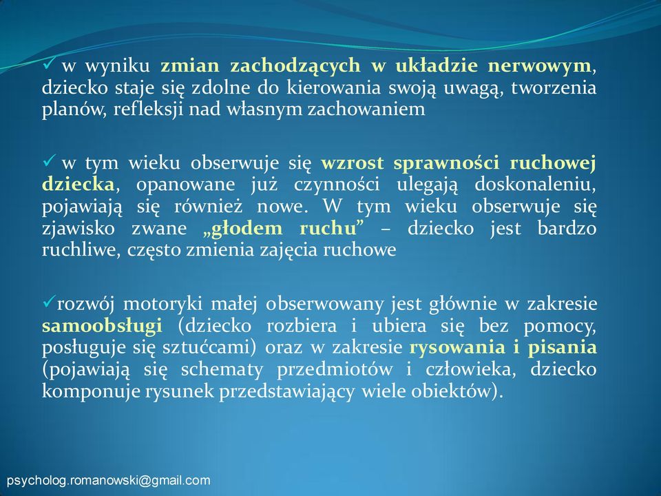 W tym wieku obserwuje się zjawisko zwane głodem ruchu dziecko jest bardzo ruchliwe, często zmienia zajęcia ruchowe rozwój motoryki małej obserwowany jest głównie w