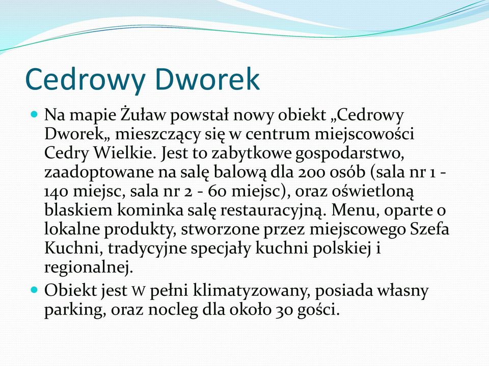 oświetloną blaskiem kominka salę restauracyjną.